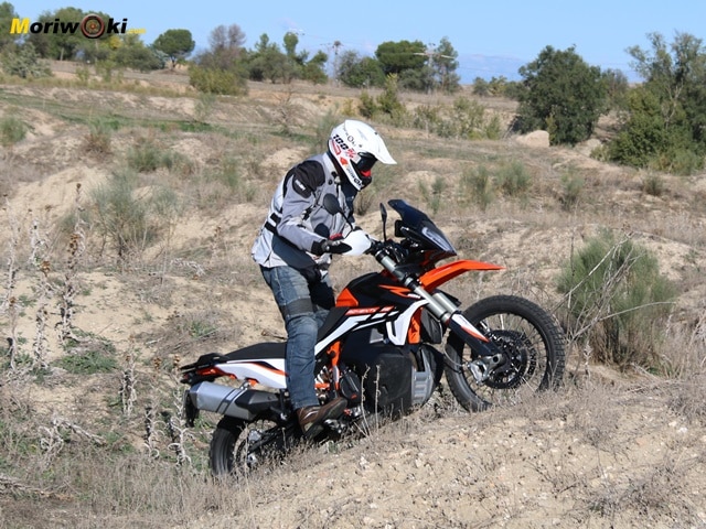 Portada-prueba-KTM-890-Adventure-R elevándose