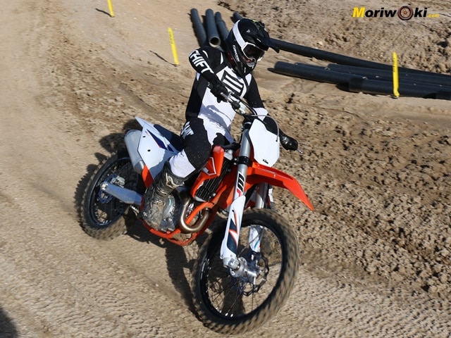 Prueba-KTM-250-SX-F-en-curva