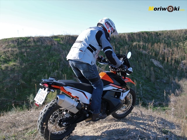 Prueba-KTM-890-Adventure-R-a-punto-bajada