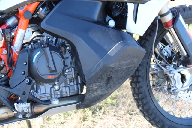 Prueba-KTM-890-Adventure-R-deposito-bajo