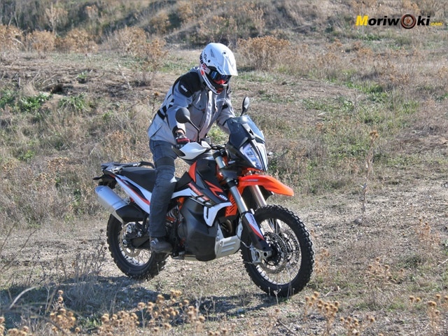 Prueba-KTM-890-Adventure-R-en-marcha