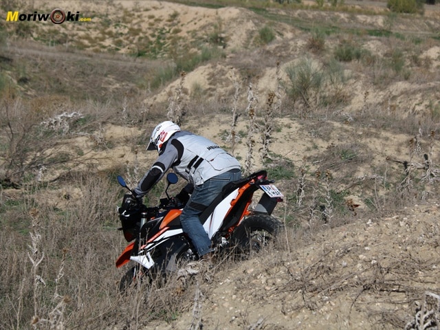 prueba-KTM-890-Adventure-R-bajada-facil.