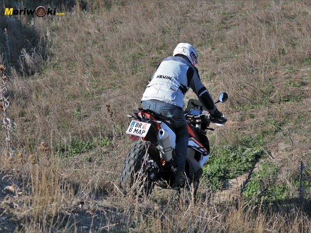 Prueba KTM 890 Adventure R en bajada a tope