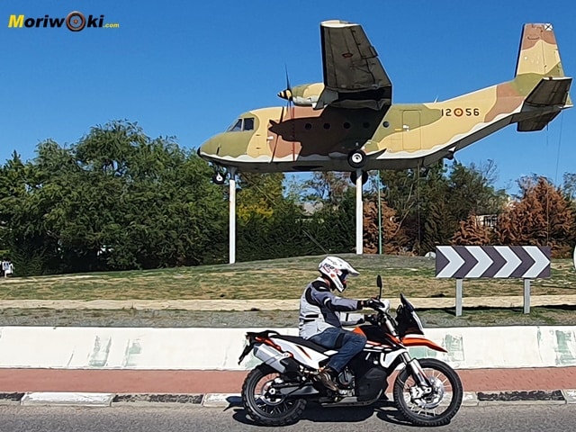 prueba-KTM-890-Adventure-R-emergiendo-Paso-avion