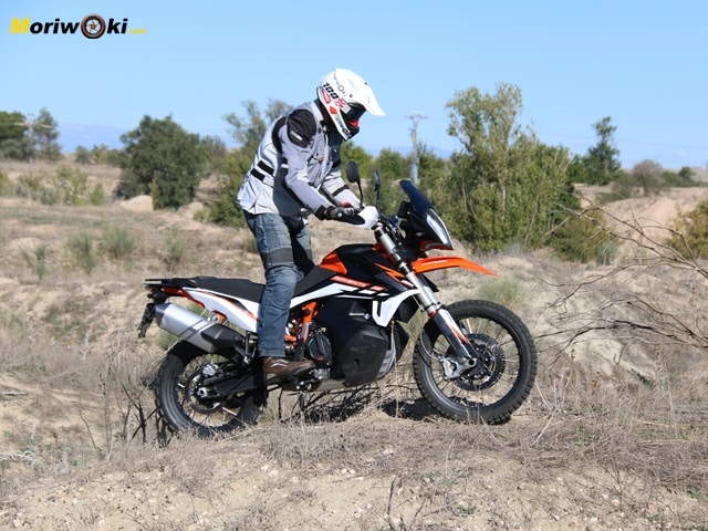 Prueba-KTM-890-Adventure-R en pie