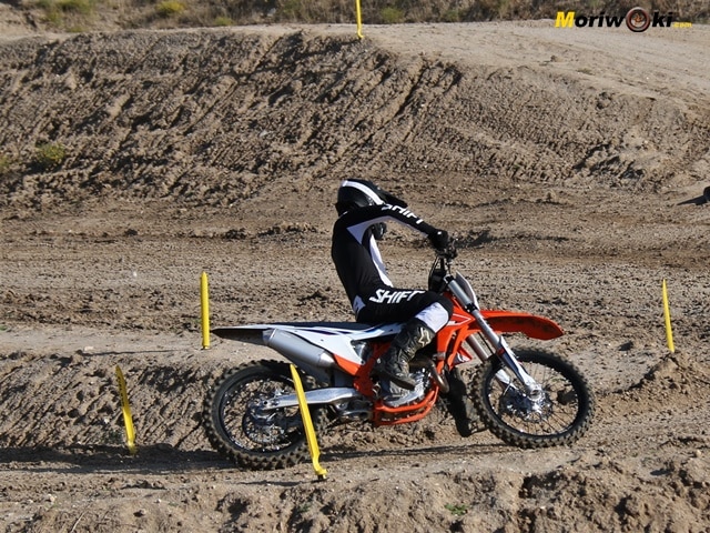 KTM-450-SX-F-Prueba-a-fondo-curva-izda