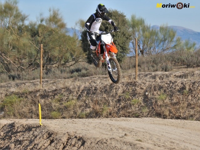 KTM-450-SX-F-Prueba-a-fondo-descendiendo