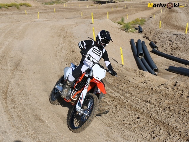 KTM-450-SX-F-Prueba-a-fondo-girando