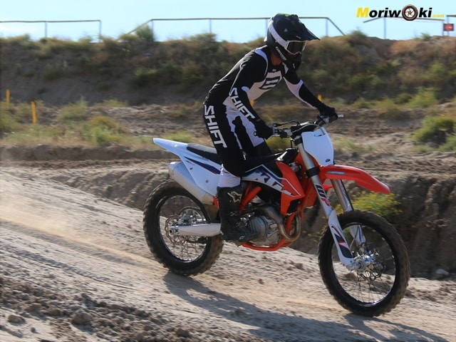 KTM-450-SX-F-Prueba-a-fondo-postura.