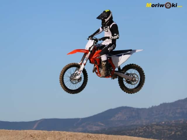 KTM-450-SX-F-Prueba-a-fondo-volando.