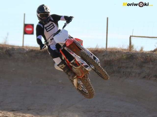 KTM-450-SX-F-Prueba-a-fondo-vuelo-incinado