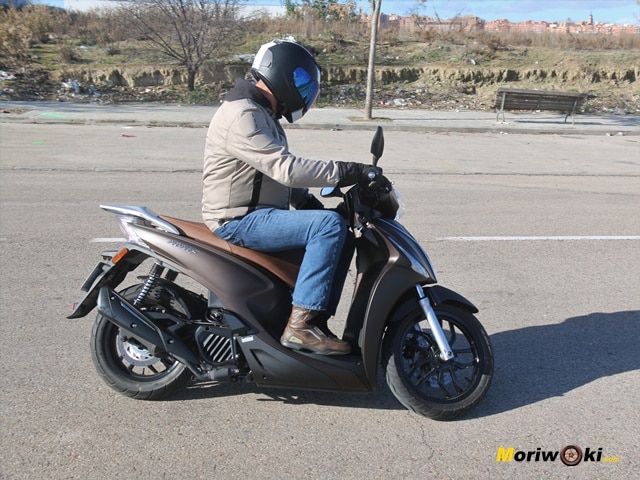 Prueba-Kymco-People-S-125i-paso-de-garaje